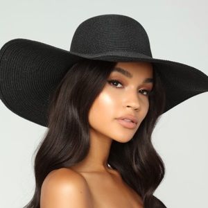 Black floppy beach hat
